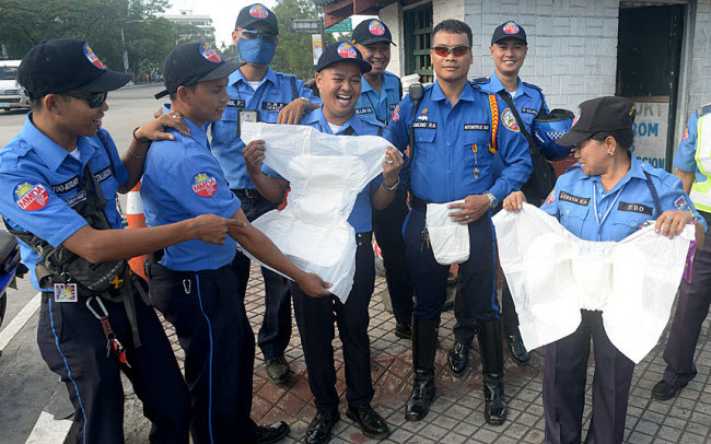 Cảnh sát giao thông Philippines được yêu cầu sử dụng bỉm để đảm bảo không bị gián đoạn khi làm nhiệm vụ trong chuyến thăm của Giáo hoàn tới nước này vào đầu năm nay.
