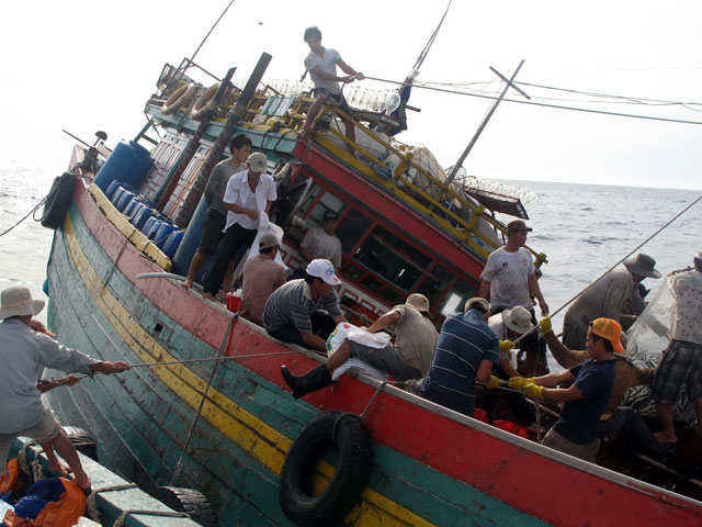 Tàu cá cùng 6 ngư dân mất tích trên biển hơn 10 ngày - 1