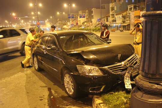 Tài xế vừa lái xe vừa xoa dầu, taxi lao vào dải phân cách - 2