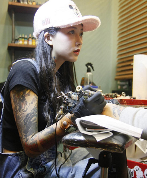 Nữ thợ xăm có vẻ đẹp búp bê gây sốt tại Hàn Quốc - 1