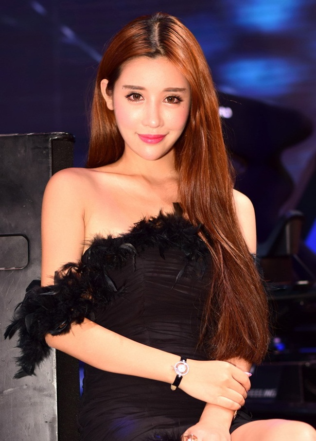 Hot girl&nbsp;khoe vẻ đẹp lôi cuốn của mình trong bộ nội y bó sát làm&nbsp;người xem mê mẩn.