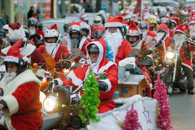 Đoàn "ông già Noel" cưỡi xe mô tô phân khối lớn mang không khí giáng sinh tràn về thủ đô Berlin, Đức ngày 12.12. Chương trình được tổ chức bởi Hội "Ông già Noel Dạo phố" nhằm mục đích quyên góp từ thiện.
