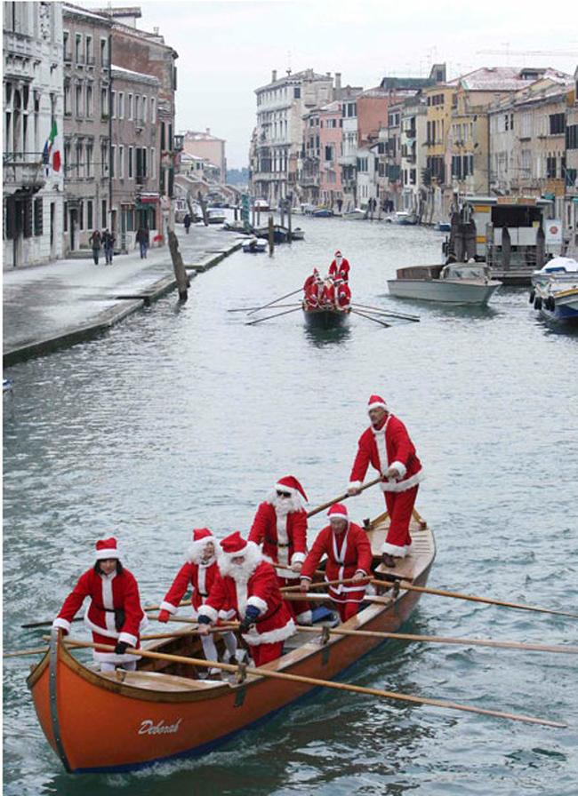 Những ông già Noel chèo thuyền trên một dòng kênh ở thành phố Venice thơ mộng của nước Ý ngày 17.12.
