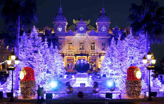 Sòng bạc Monte-Carlo ở Monaco được trang hoàng đẹp như cổ tích để mừng giáng sinh. Ảnh chụp ngày 9.12.
