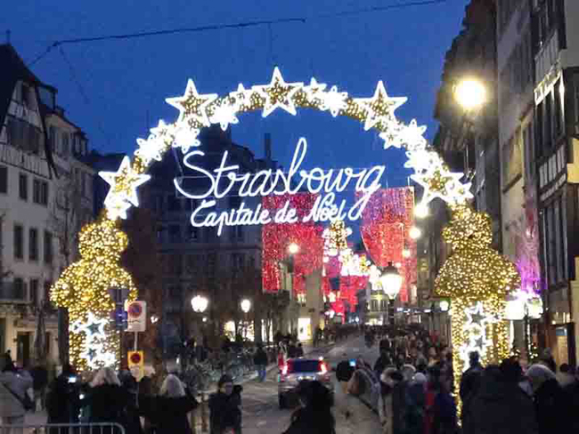 Đến hẹn lại lên, vào mỗi mùa Noel, khu chợ giáng sinh nổi tiếng ở Strasbourg, Pháp lại đón hàng nghìn lượt người tới mua sắm và dạo chơi. Ảnh chụp ngày 10.10.2015
