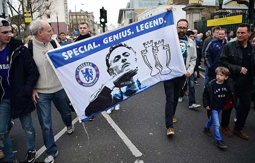 CĐV Chelsea giận dữ chỉ mặt kẻ phản bội Mourinho - 1