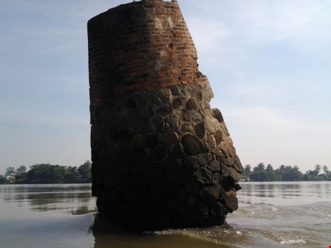 Kỳ lạ trụ đá trên sông Đồng Nai được dân gọi là "ông Một" - 3