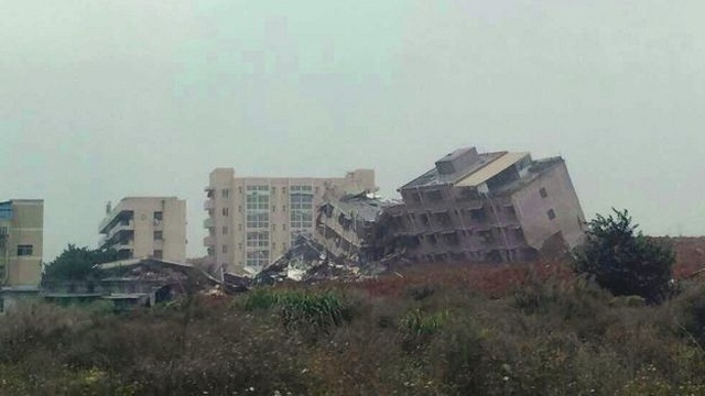 TQ: 22 tòa nhà đổ sập kinh hoàng vì lở đất - 1
