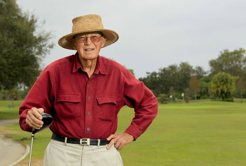Golf: Cụ ông gần 100 tuổi vẫn đánh 1 gậy trúng lỗ - 1