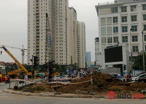 Chính thức "khai tử" thảm cỏ đẹp nhất Thủ đô - 5