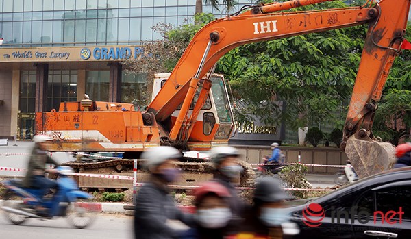 Chính thức "khai tử" thảm cỏ đẹp nhất Thủ đô - 12