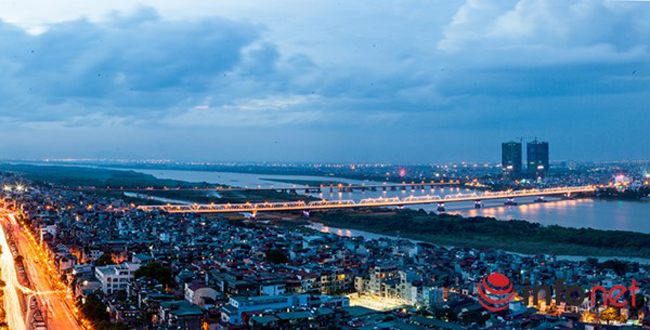 Sông Hồng và khu vực các phường Phúc Tân (quận Hoàn Kiếm), Phúc Xá (quận Ba Đình). Góc trái ảnh là tuyến đường Trần Quang Khải nối từ Trần Nhật Duật đến ngã ba Tràng Tiền - Trần Khánh Dư.
