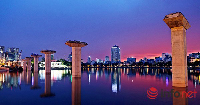 Hồ Hoàng Cầu nằm giữa các phường Láng Hạ, Ô Chợ Dừa, quận Đống Đa (Hà Nội). Trên hồ là các cột trụ của dự án đường sắt trên cao tuyến số 2 Cát Linh - Hà Đông.
