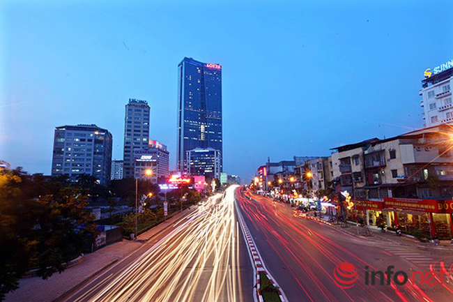 Đường Nguyễn Chí Thanh đoạn từ ngã tư Đê La Thành đến nút giao Kim Mã - Liễu Giai. Bên trái là hồ Ngọc Khánh, bên phải là các khu tập thể cũ thuộc quận Ba Đình. Trước mặt là tòa nhà Lotter Center Hà Nội, tòa nhà cao thứ hai Việt Nam.
