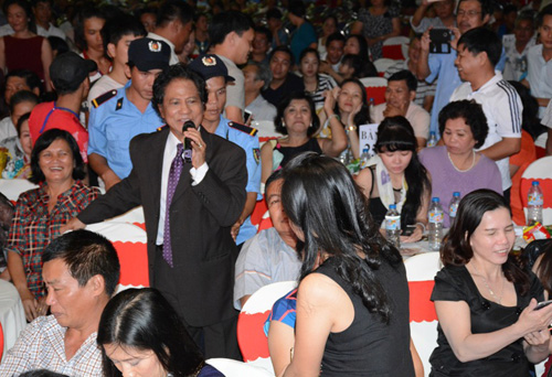 Phi Nhung tình tứ nép sau Chế Linh trước hàng ngàn khán giả - 2