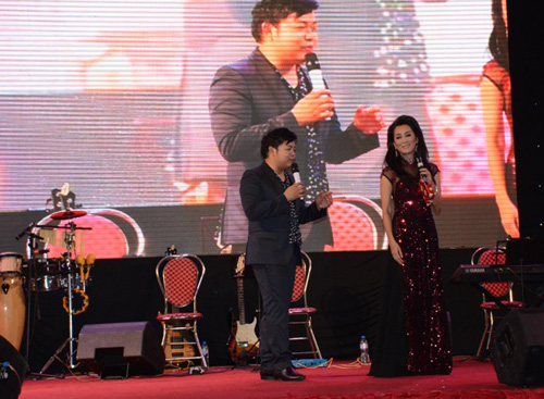 Phi Nhung tình tứ nép sau Chế Linh trước hàng ngàn khán giả - 7