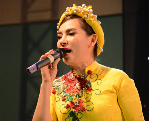 Phi Nhung tình tứ nép sau Chế Linh trước hàng ngàn khán giả - 6