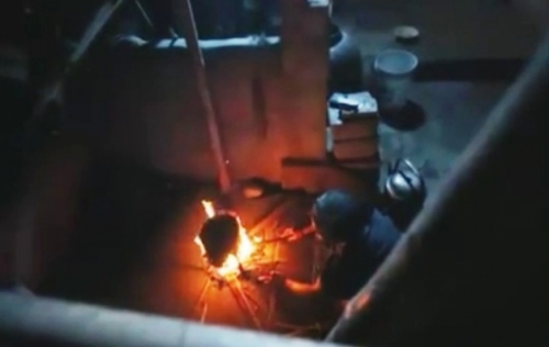 Cụ bà tối tối thắp đèn dầu vì không trả nổi tiền điện - 2