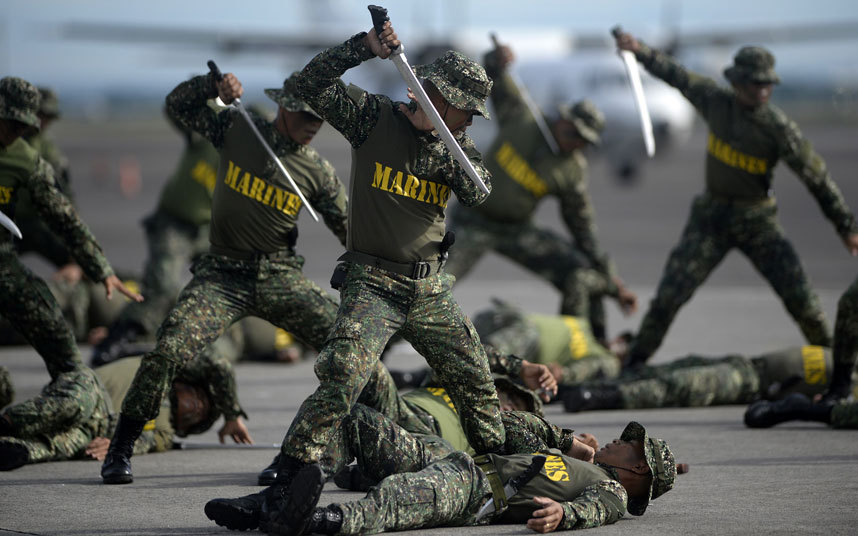 Philippines rầm rộ phô diễn sức mạnh tàu chiến, máy bay - 1
