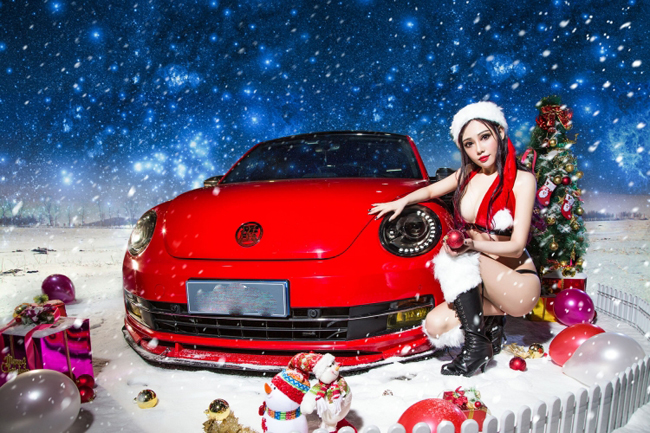 "Bà già Noel" nóng bỏng bên chiếc Volkswagen Beetle