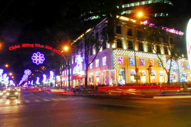 Người Sài Gòn hòa mình vào sắc màu Noel trước &#34;giờ G&#34; - 1