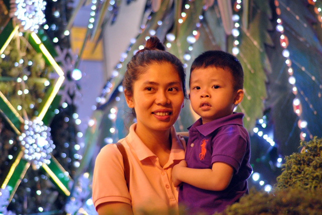 Người Sài Gòn hòa mình vào sắc màu Noel trước "giờ G" - 10