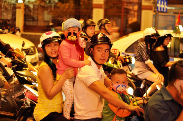 Người Sài Gòn hòa mình vào sắc màu Noel trước "giờ G" - 11