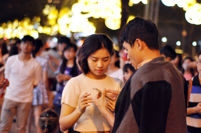 Người Sài Gòn hòa mình vào sắc màu Noel trước "giờ G" - 12