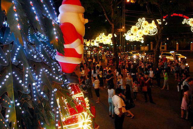 Người Sài Gòn hòa mình vào sắc màu Noel trước "giờ G" - 13