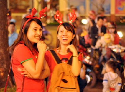 Người Sài Gòn hòa mình vào sắc màu Noel trước "giờ G" - 14