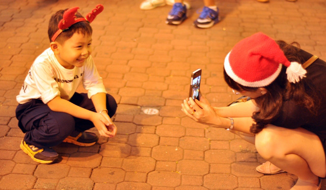 Người Sài Gòn hòa mình vào sắc màu Noel trước "giờ G" - 15