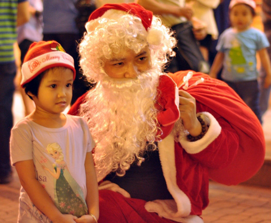 Người Sài Gòn hòa mình vào sắc màu Noel trước "giờ G" - 16