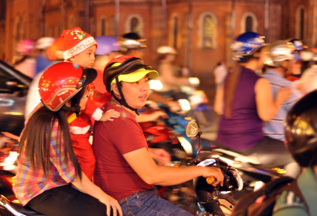 Người Sài Gòn hòa mình vào sắc màu Noel trước "giờ G" - 17