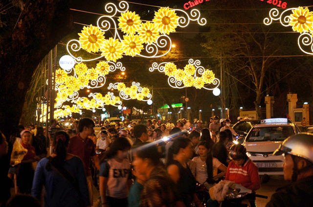 Người Sài Gòn hòa mình vào sắc màu Noel trước "giờ G" - 18