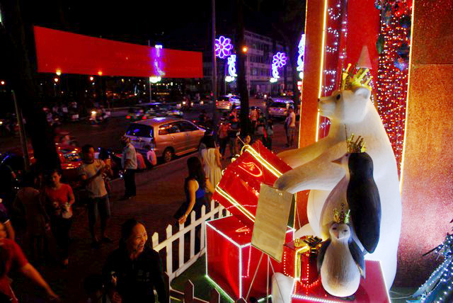 Người Sài Gòn hòa mình vào sắc màu Noel trước "giờ G" - 4
