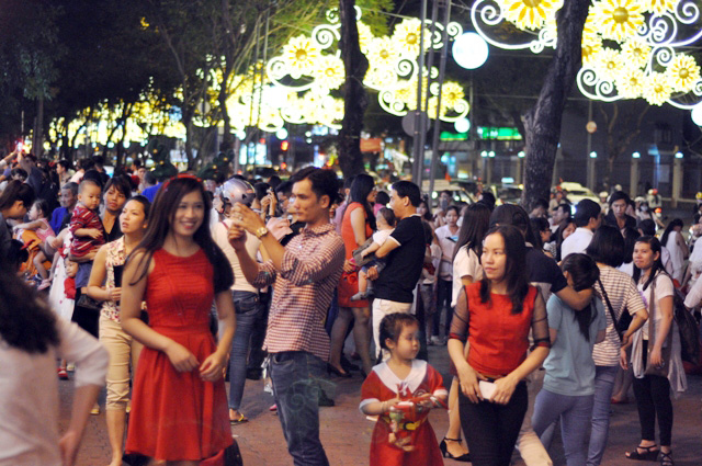 Người Sài Gòn hòa mình vào sắc màu Noel trước "giờ G" - 6