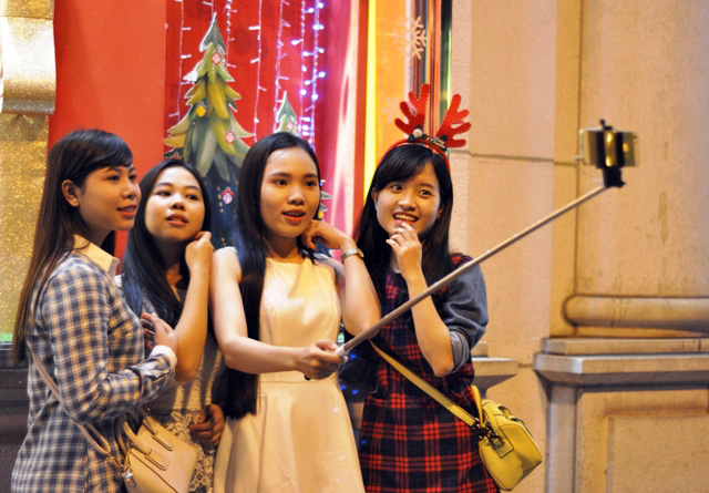 Người Sài Gòn hòa mình vào sắc màu Noel trước "giờ G" - 7