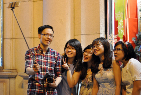 Người Sài Gòn hòa mình vào sắc màu Noel trước "giờ G" - 8