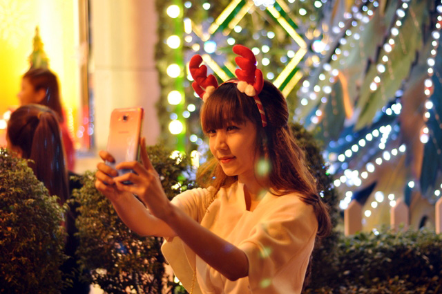 Người Sài Gòn hòa mình vào sắc màu Noel trước "giờ G" - 9