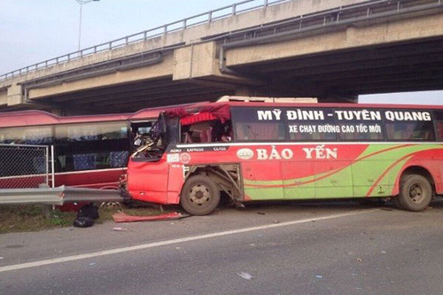 2 xe khách đâm nhau trên cao tốc Nội Bài: Do giành khách? - 1