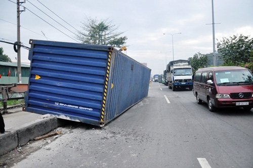 Tháo chạy thục mạng vì container &#34;làm xiếc&#34; trên đường - 2