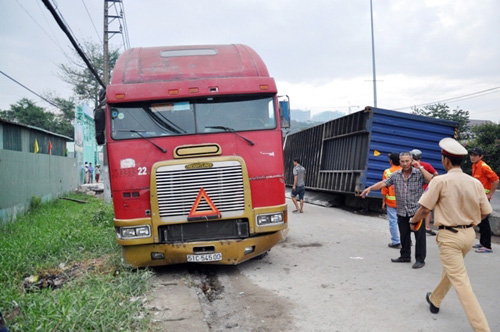 Tháo chạy thục mạng vì container &#34;làm xiếc&#34; trên đường - 3