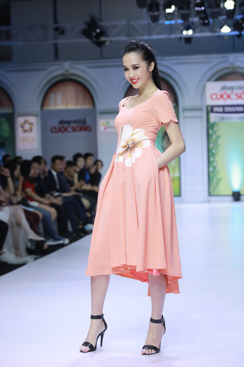 Trương Thị May liên tục làm mẫu kết màn - 9