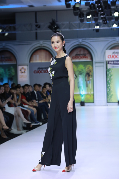 Trương Thị May liên tục làm mẫu kết màn - 10