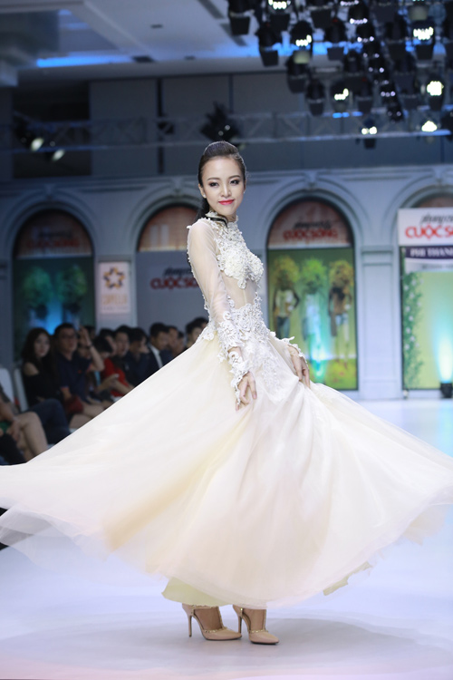 Trương Thị May liên tục làm mẫu kết màn - 12