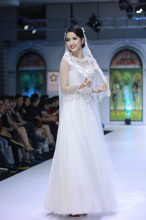 Trương Thị May liên tục làm mẫu kết màn - 13