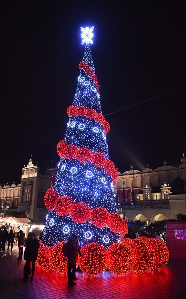 Cây thông Noel tại một khu chợ Giáng sinh ở Krakow (Ba Lan).