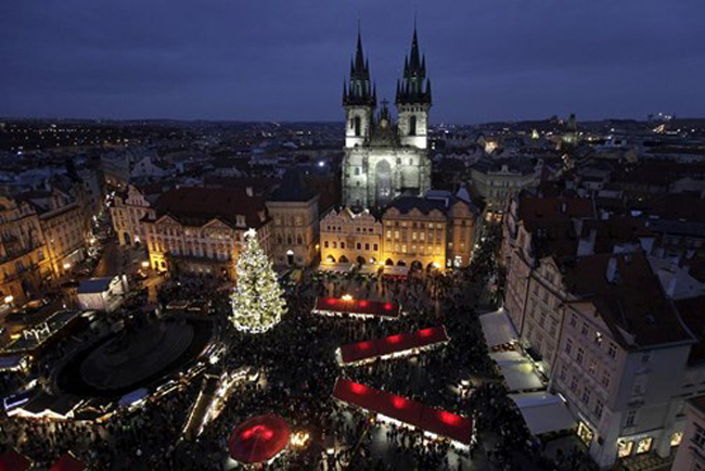 Cây thông Noel khổng lồ dựng bên cạnh khu chợ phiên Giáng sinh ở quảng trường Old Town (Prague, CH Séc).