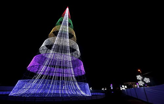 Cây thông Noel nhân tạo làm từ đèn led đứng sừng sững trong công viên Simon Bolivar tại Bogota (Colombia).
