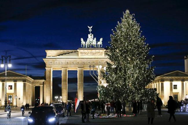 Cây thông khổng lồ nhưng được trang trí giản dị trước cổng Brandenburg (Berlin, Đức).